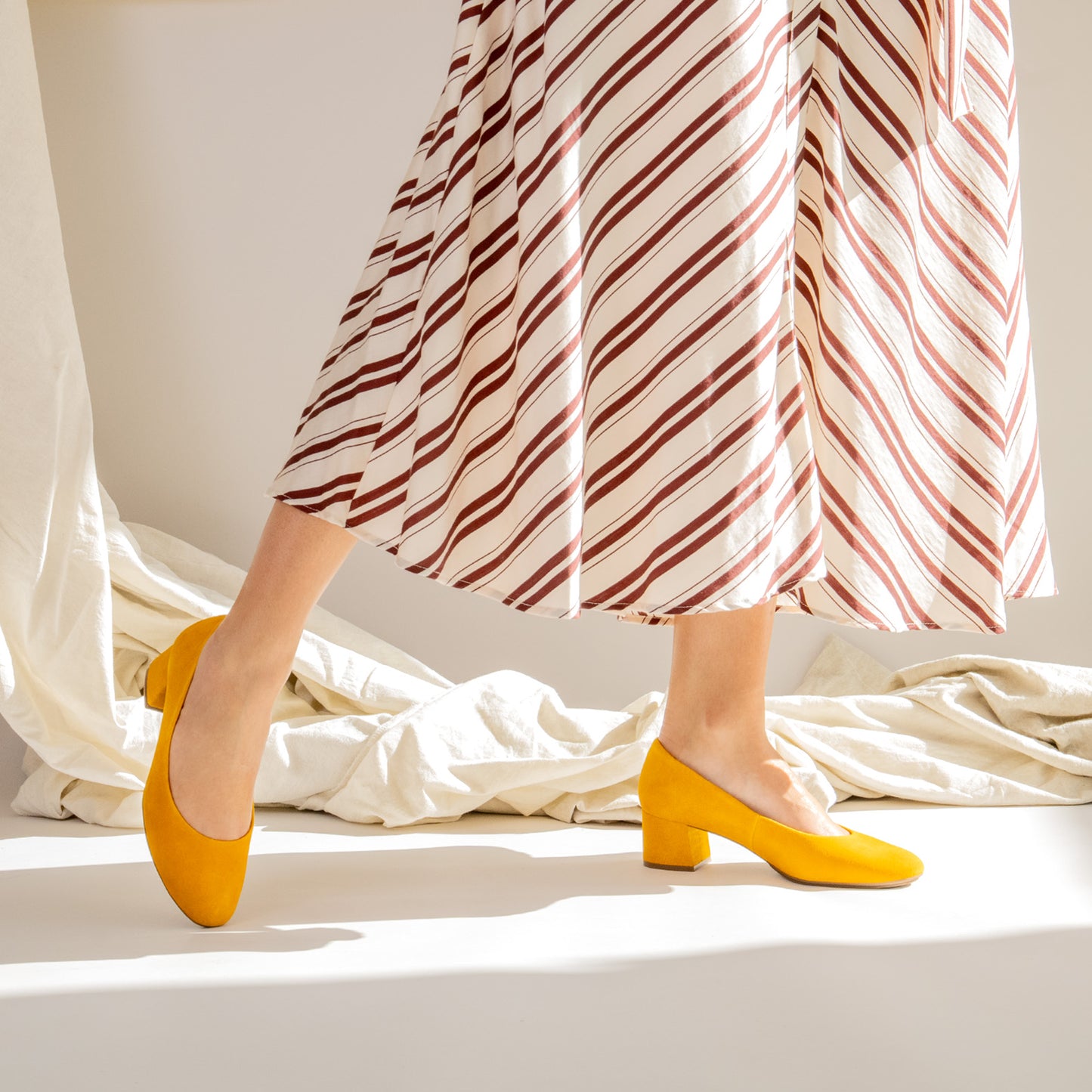 URBAN REDONDO - Zapatos de tacón bajo de ante MOSTAZA