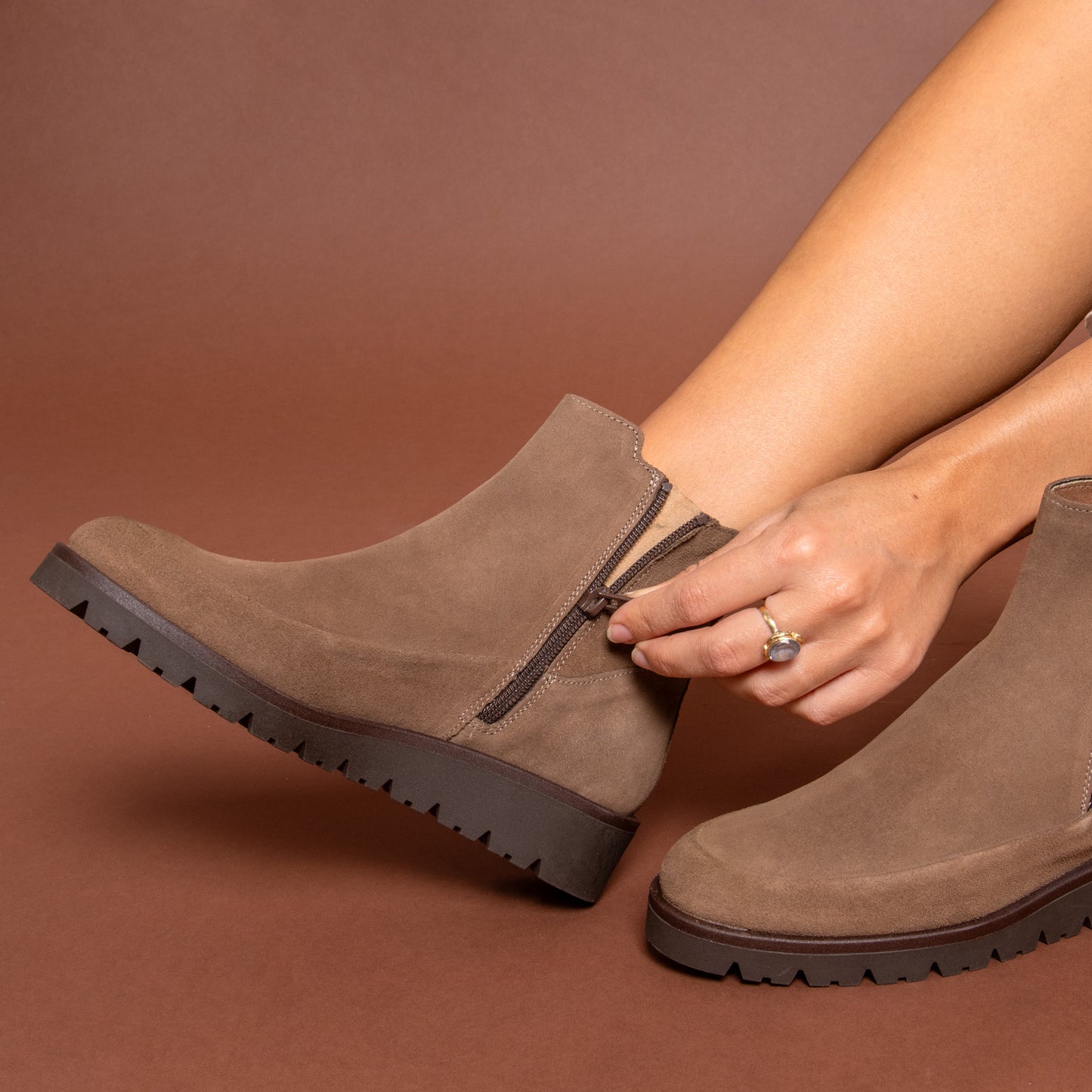 BRISTOL - Botines de ante con cuña TAUPE