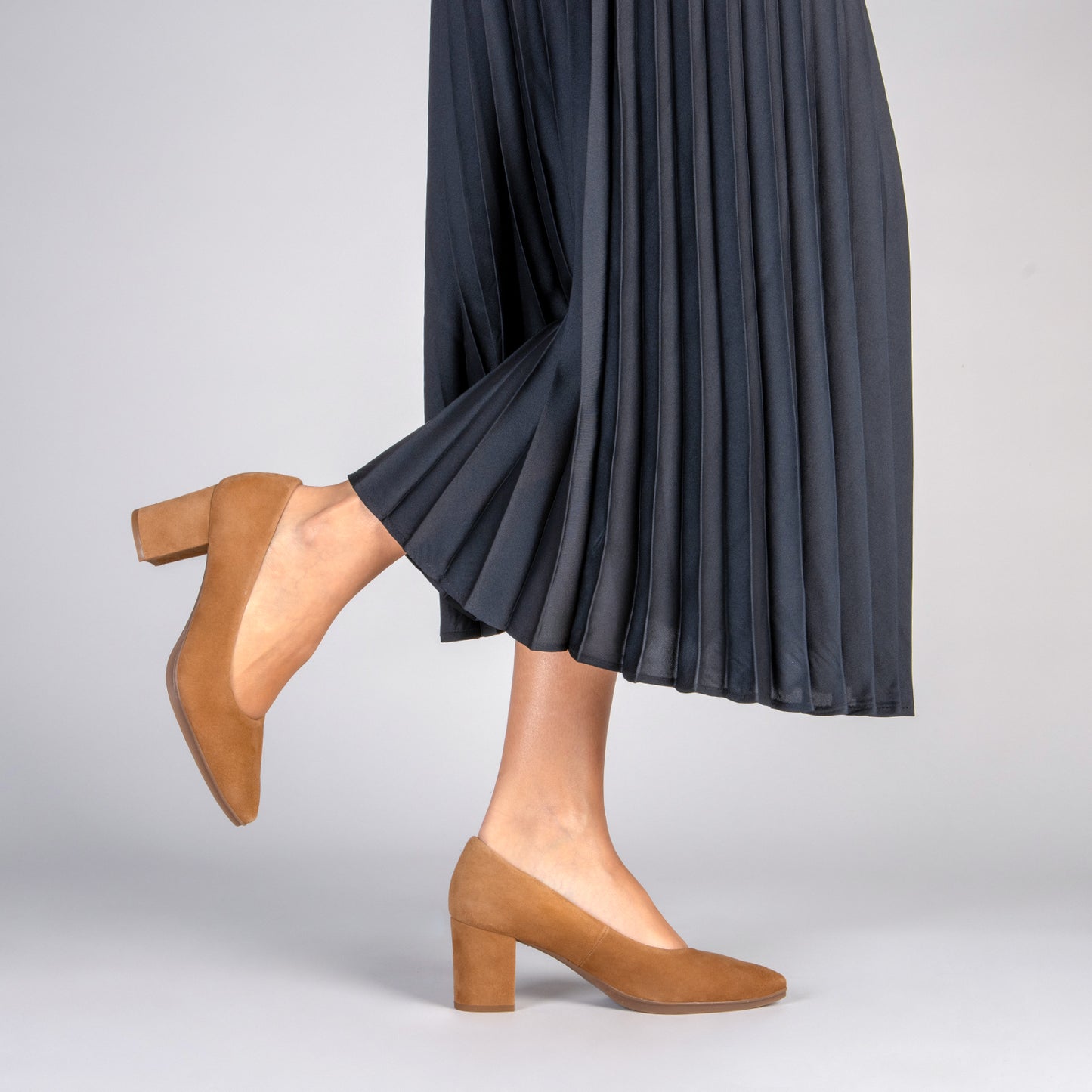 URBAN S - Zapatos de tacón medio de ante en CAMEL