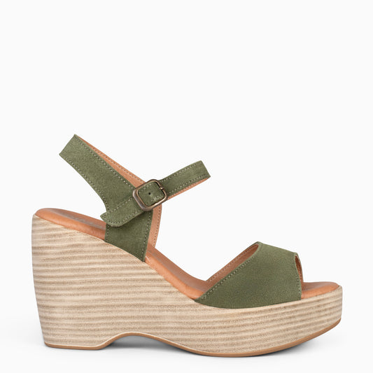 SIDNEY– Sandalias con cuña de madera VERDE