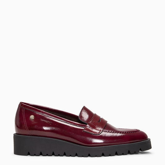 DAFNE - Mocasín con cuña CHAROL BURDEOS