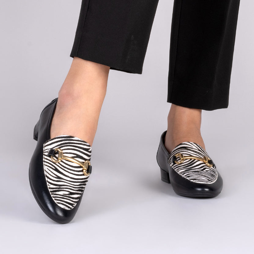 STYLE SAUVAGE - Mocasín tacón bajo CEBRA BLANCO NEGRO