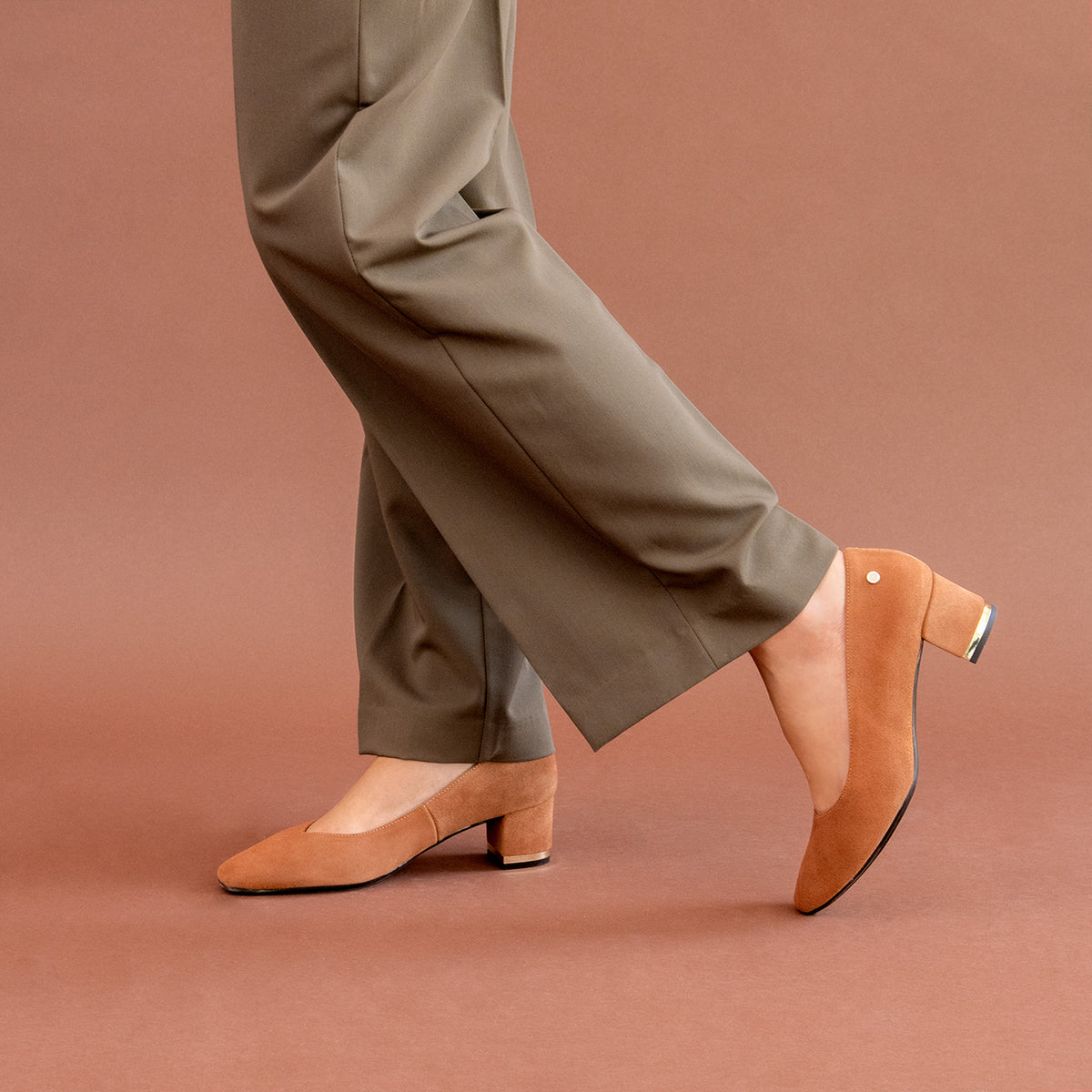 DORI - Zapato de tacón con detalle dorado NUDE