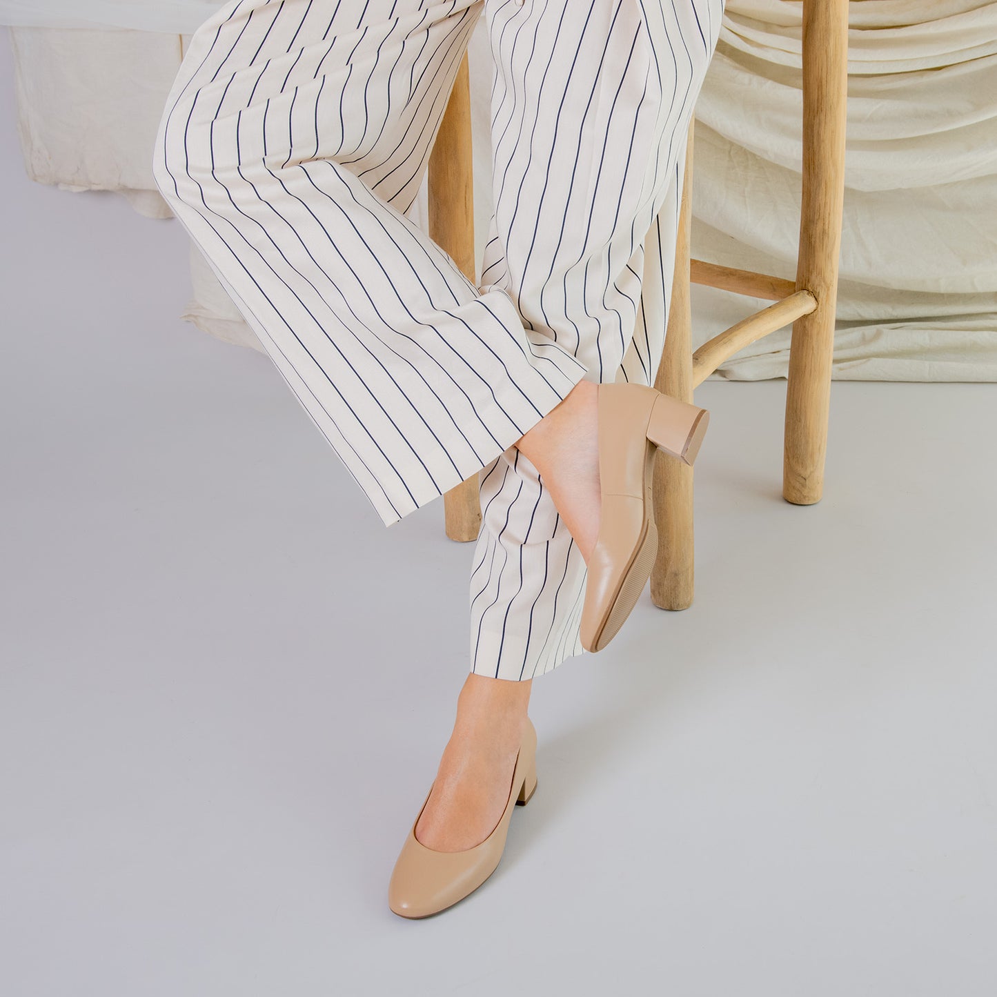 REDONDO SALON - Zapatos de tacón bajo de napa BEIGE