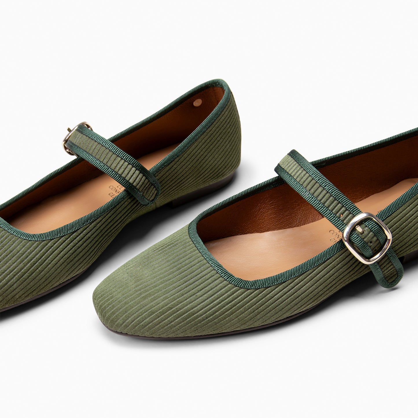 LARA – Merceditas con tira de pana en VERDE