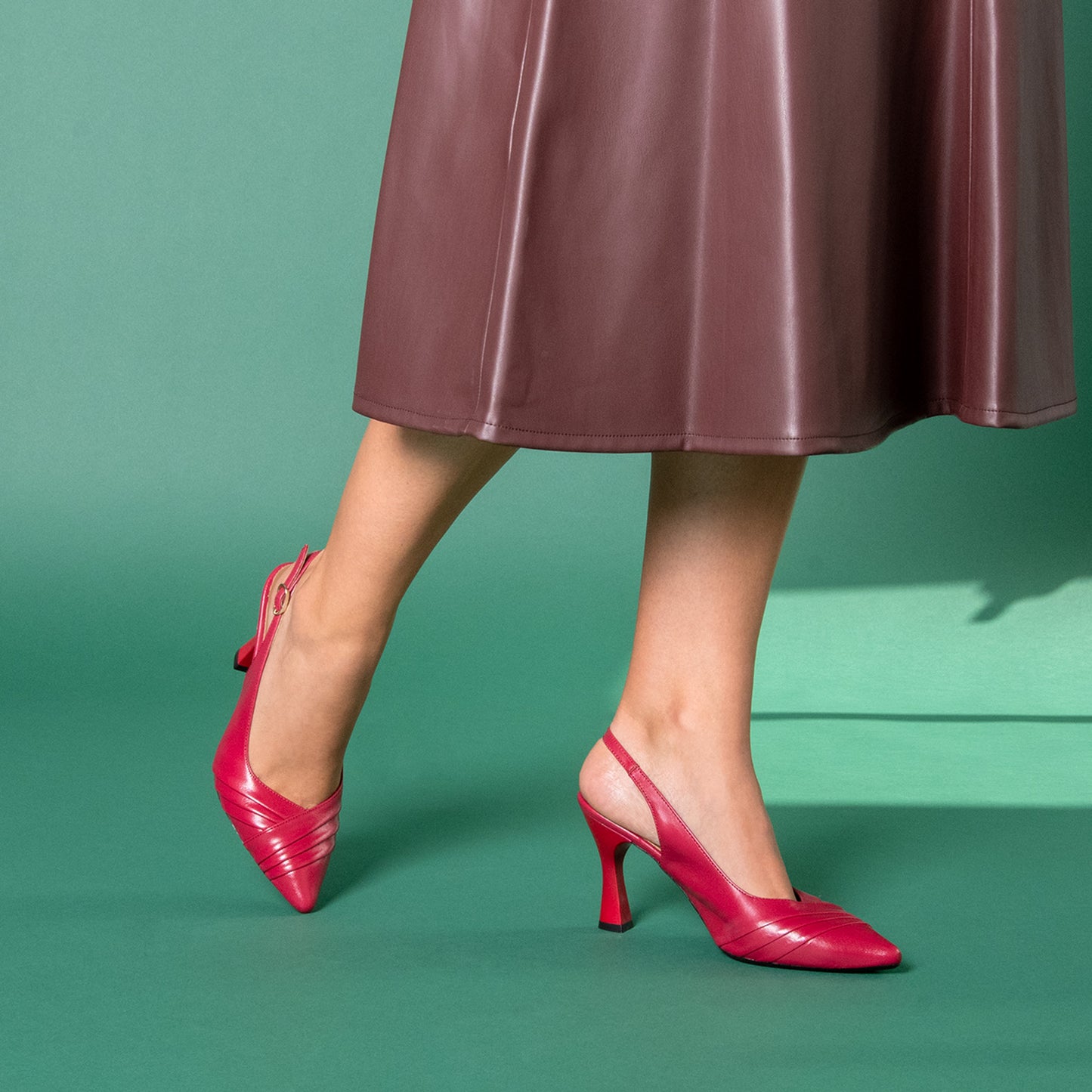 CARLA– Zapato de tacón alto destalonado CEREZA