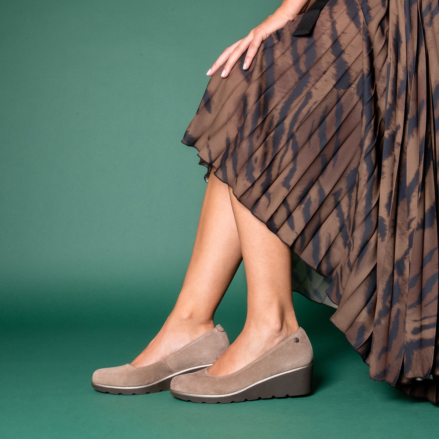 IRIS - Bailarina con cuña de piel de serraje TAUPE