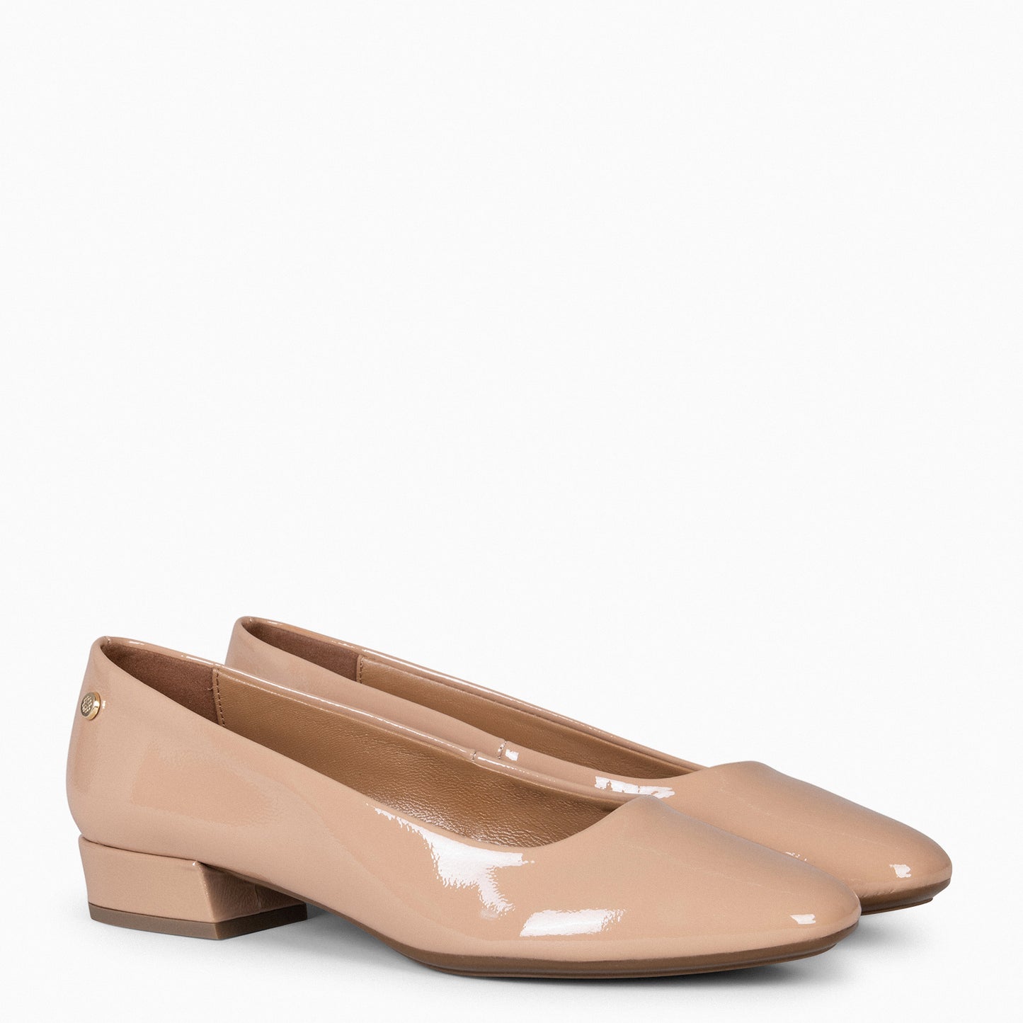 URBAN XS CHAROL – Zapatos de tacón bajo de charol NUDE