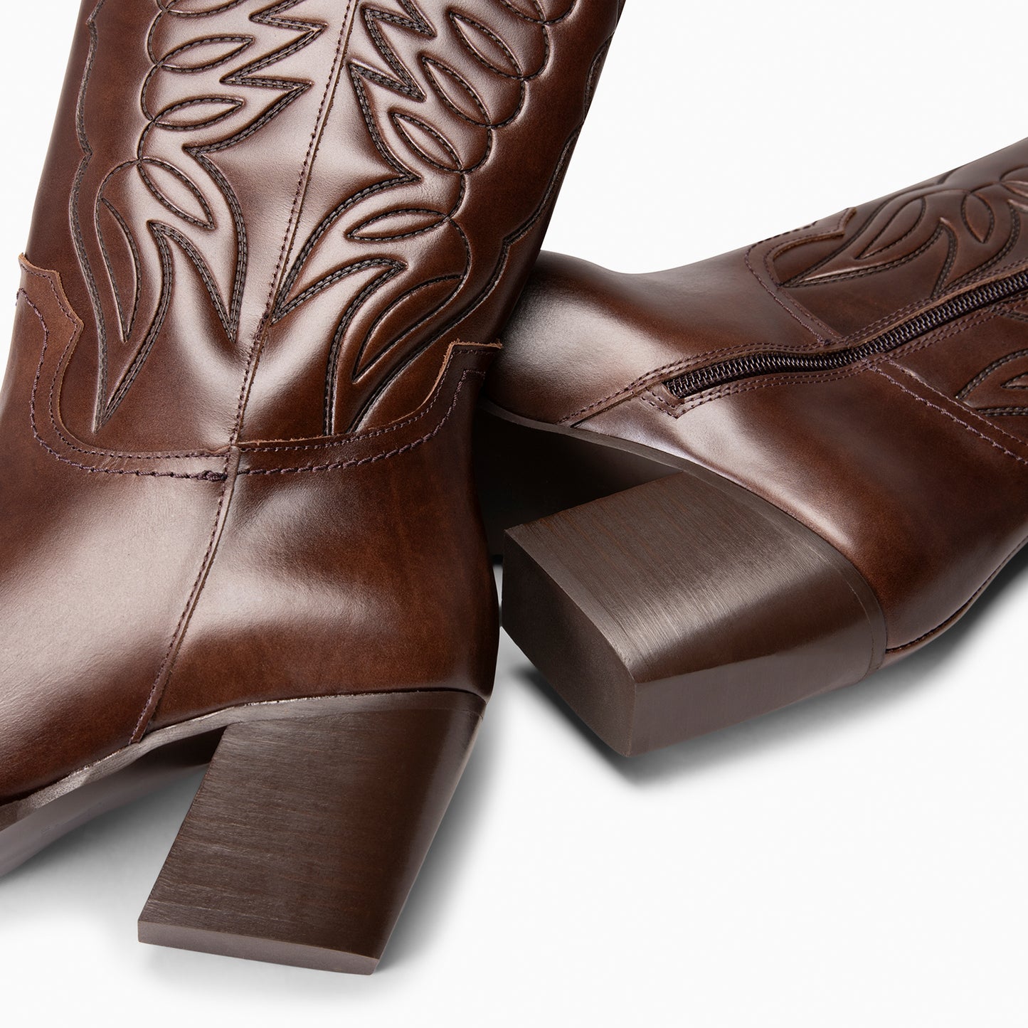 SALOON – Botas cowboy de couro bordadas MARROM