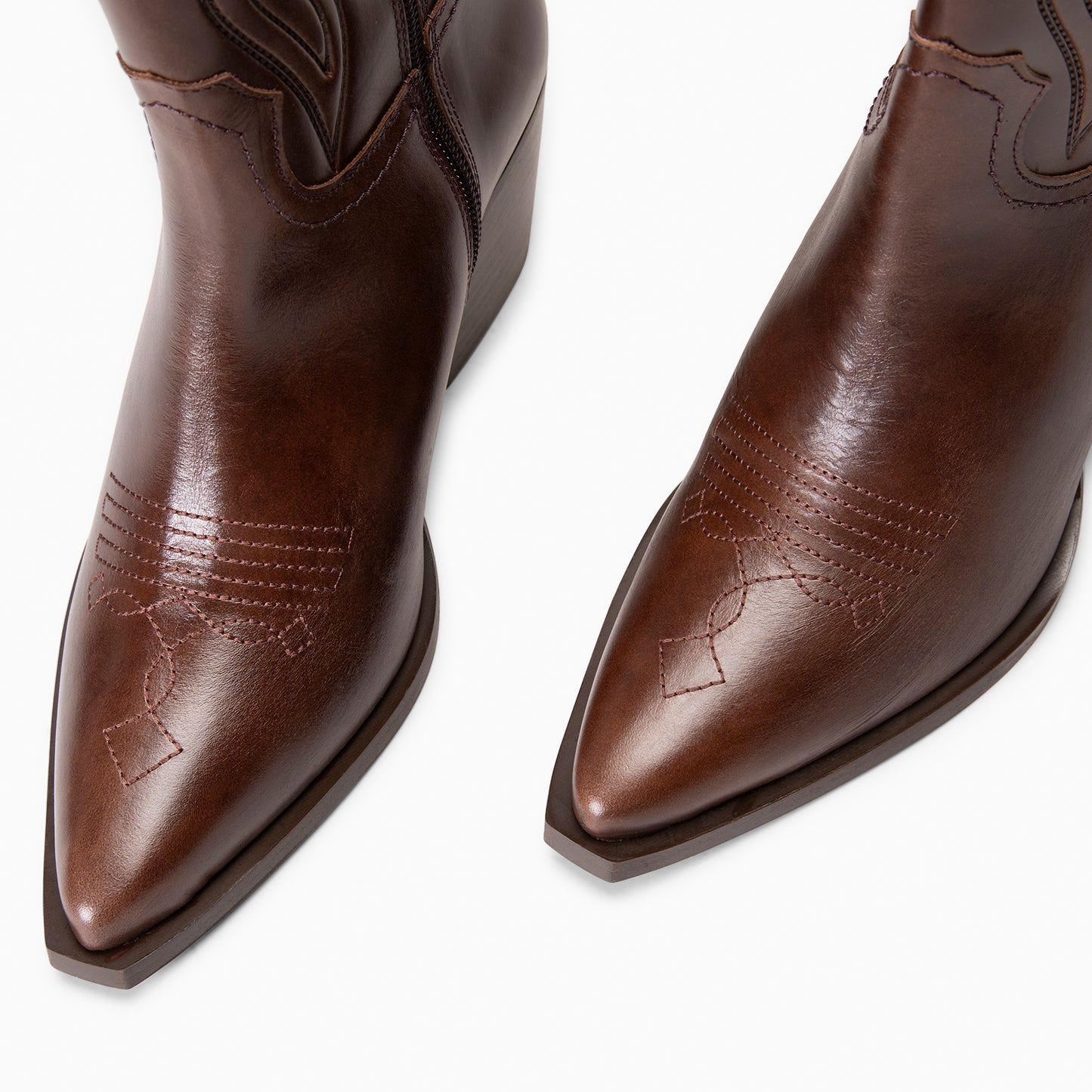 SALOON – Botas cowboy de piel bordada MARRÓN