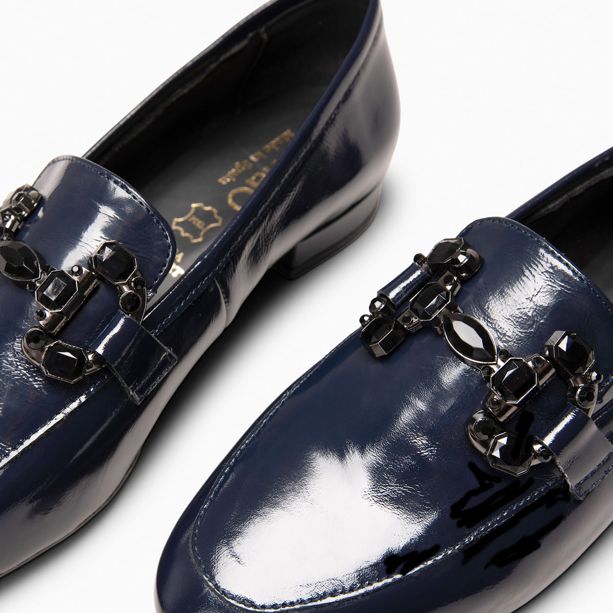 DORIAN - Mocasines de piel charol  con hebilla barroca engastada MARINO