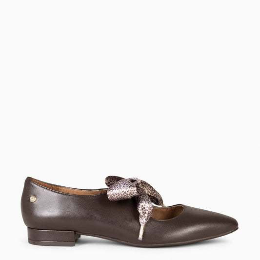 CATALINA – Elegantes Mary Janes com laço MARROM