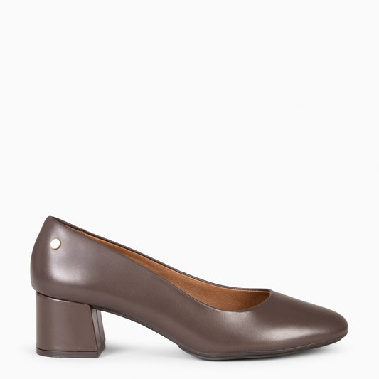 URBAN REDONDO SALÓN – Zapatos de tacón bajo de napa MARRON