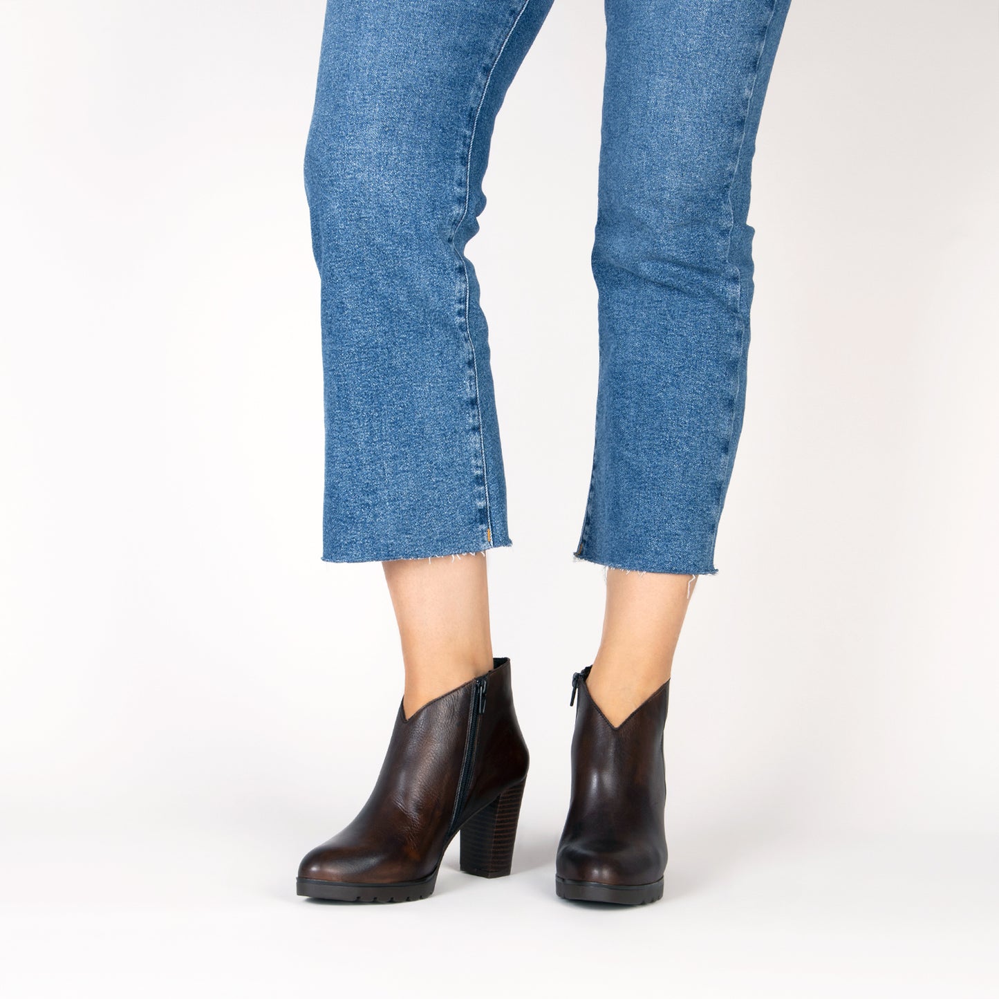 CLASSIC - Botins femininos com salto CASTANHO