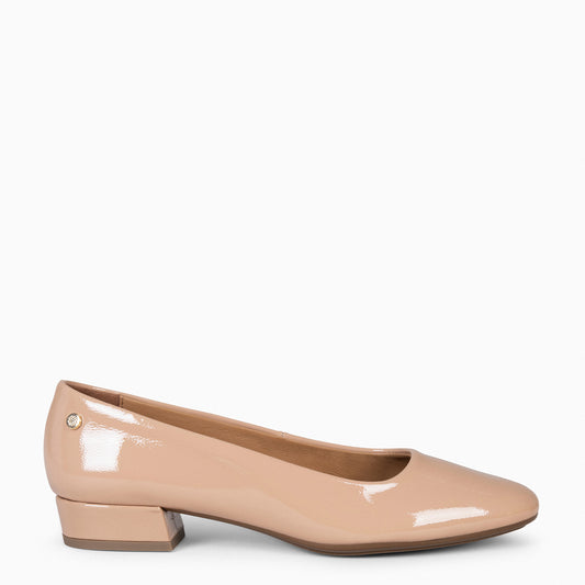 URBAN XS PATENT – Chaussures à talons bas en cuir verni NUDE