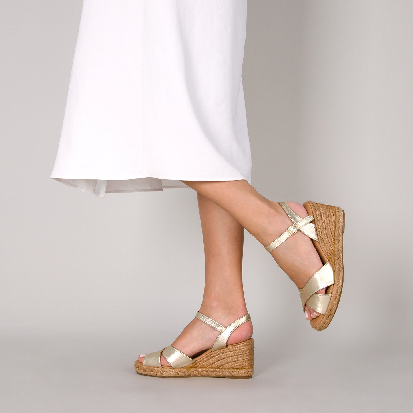 CALPE - Cuña de yute artesanal con tiras cruzadas PLATINO