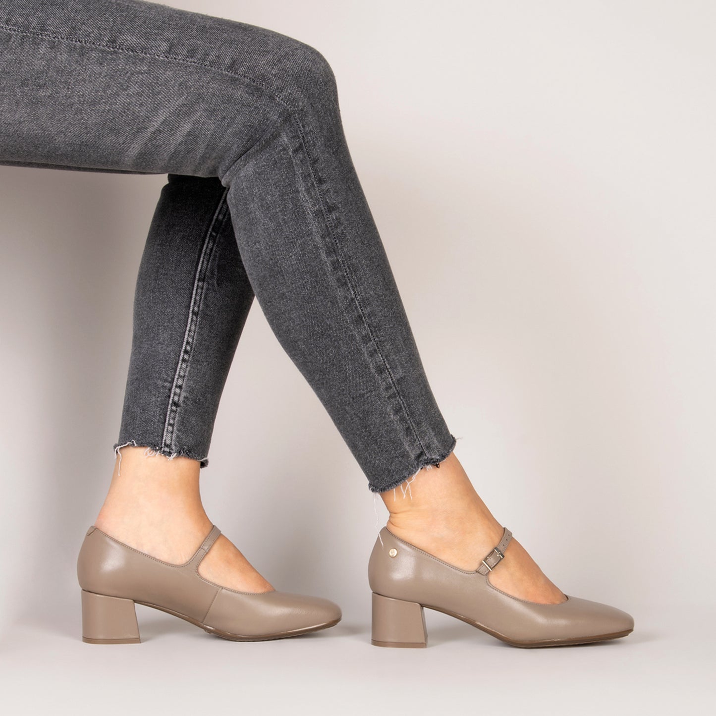 BELLA - Chaussures à bracelet et bout carré TAUPE