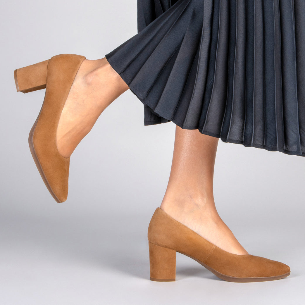 URBAN S – Zapatos de tacón medio de ante CAMEL