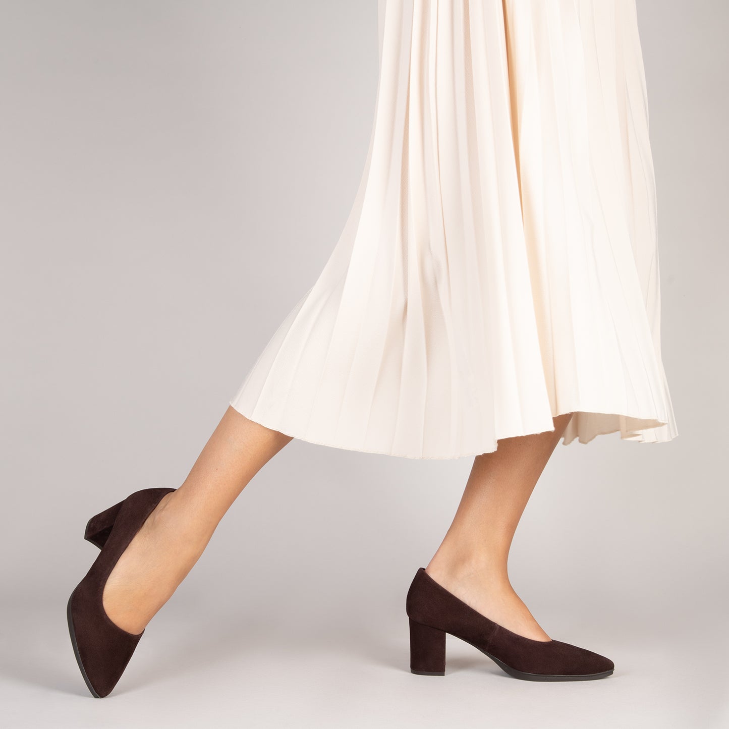 URBAN S - Zapatos de tacón medio de ante en CHOCOLATE