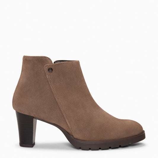 PRAGA – Botines con tacón de piel de seraje TAUPE