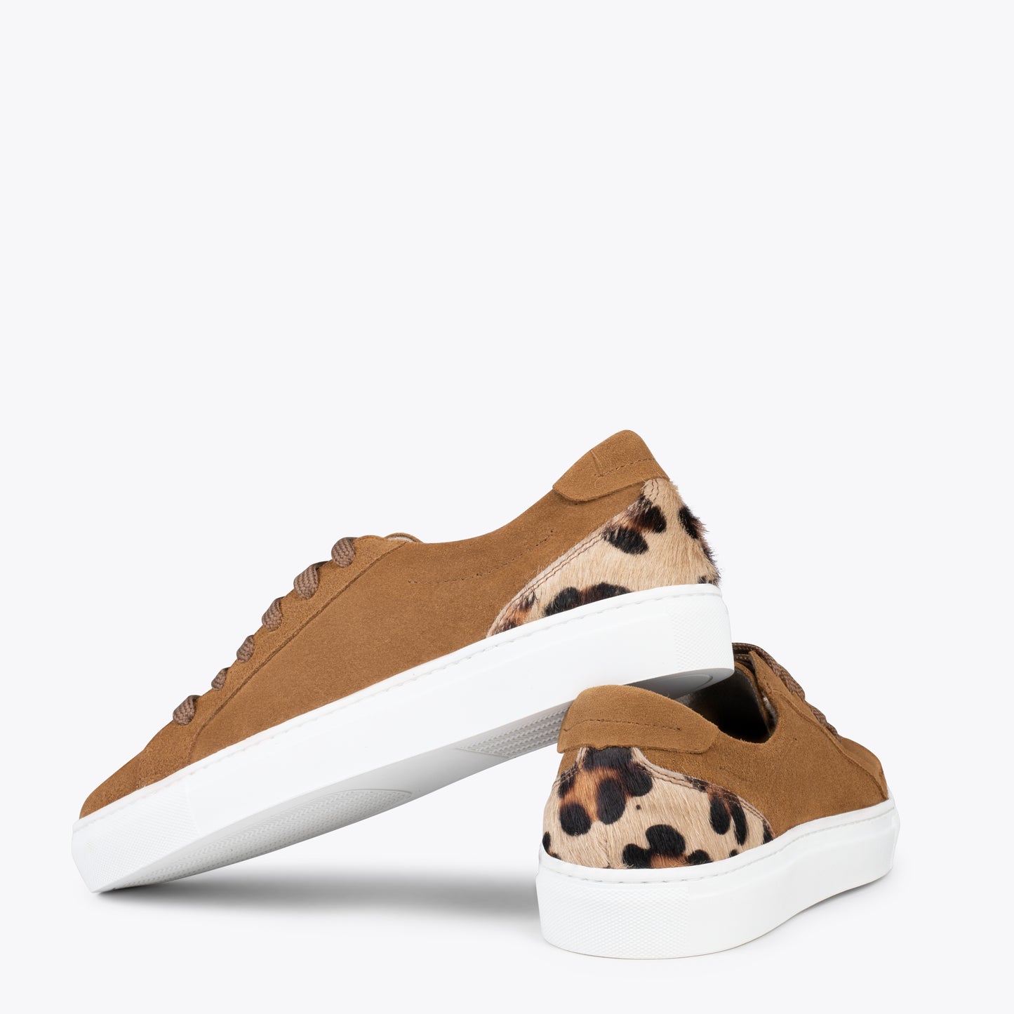 ENJOY – Sneakers de piel de serraje camel y LEOPARDO