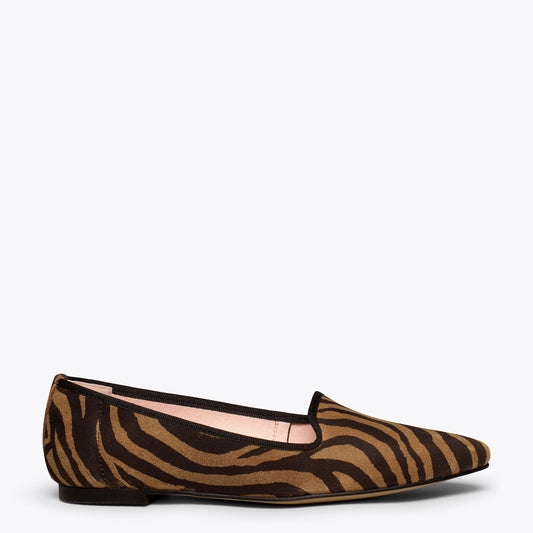 SLIPPER Sapatilhas com estampa animal zebra CAMEL 